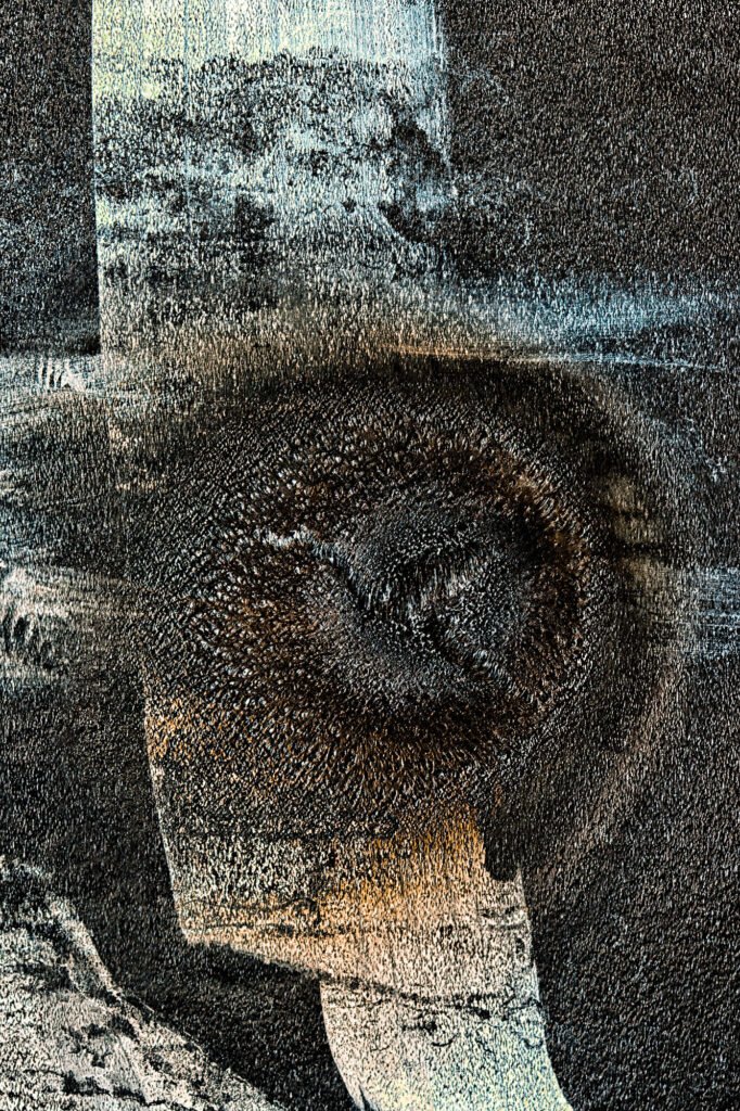 Close-up of a damaged chalkboard surface – burnt, broken and blurred. A dark rupture in the center, surrounded by faint chalk lines like ghostly traces of thoughts or memories.