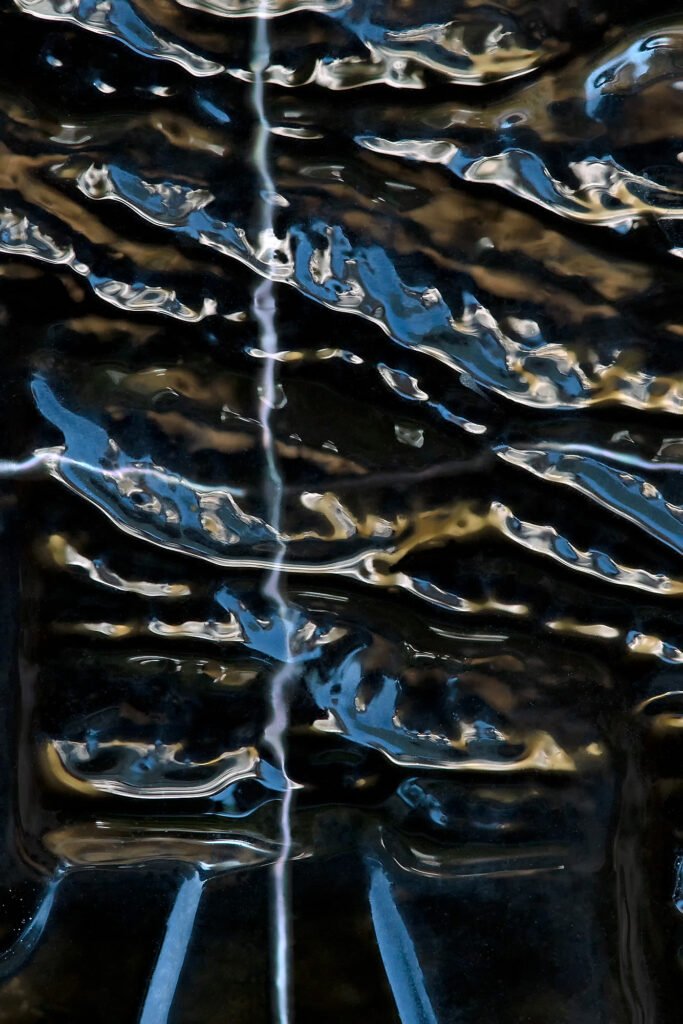 Abstract photograph of molten glass with vertical fracture – evocative, fluid, melancholic, and emotionally transformative.