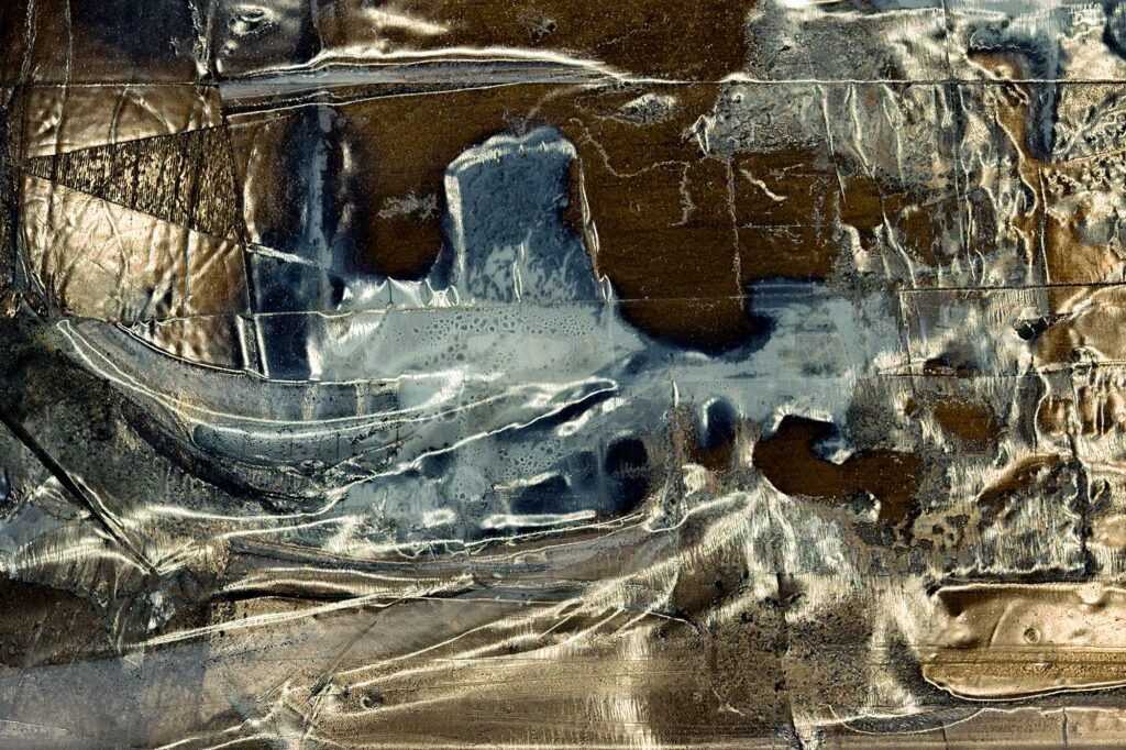 Abstraktes, texturiertes Kunstwerk „Poseidons Zorn“, entstanden in Lohne, Deutschland. Metallisch-wässrige Strukturen erinnern an brechende Wellen, Sturmenergie und mythische Gewalt. Aufgenommen 2020, veröffentlicht 2025.