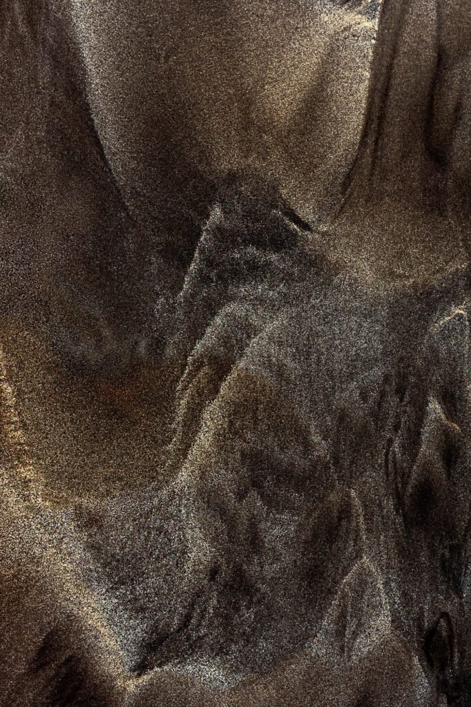 Wrafts Of Mist - Nebelschwaden - Monumentale Berge und Schluchten aus Körnchen, Pantai Jimbaran, Bali, Indonesien, 2019